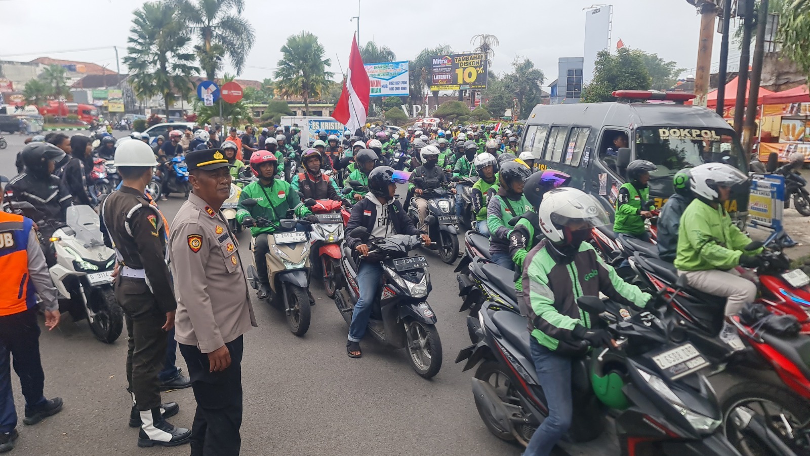 Ribuan Driver Online Gelar Aksi Damai, Polres Garut Lakukan Pengamanan Humanis