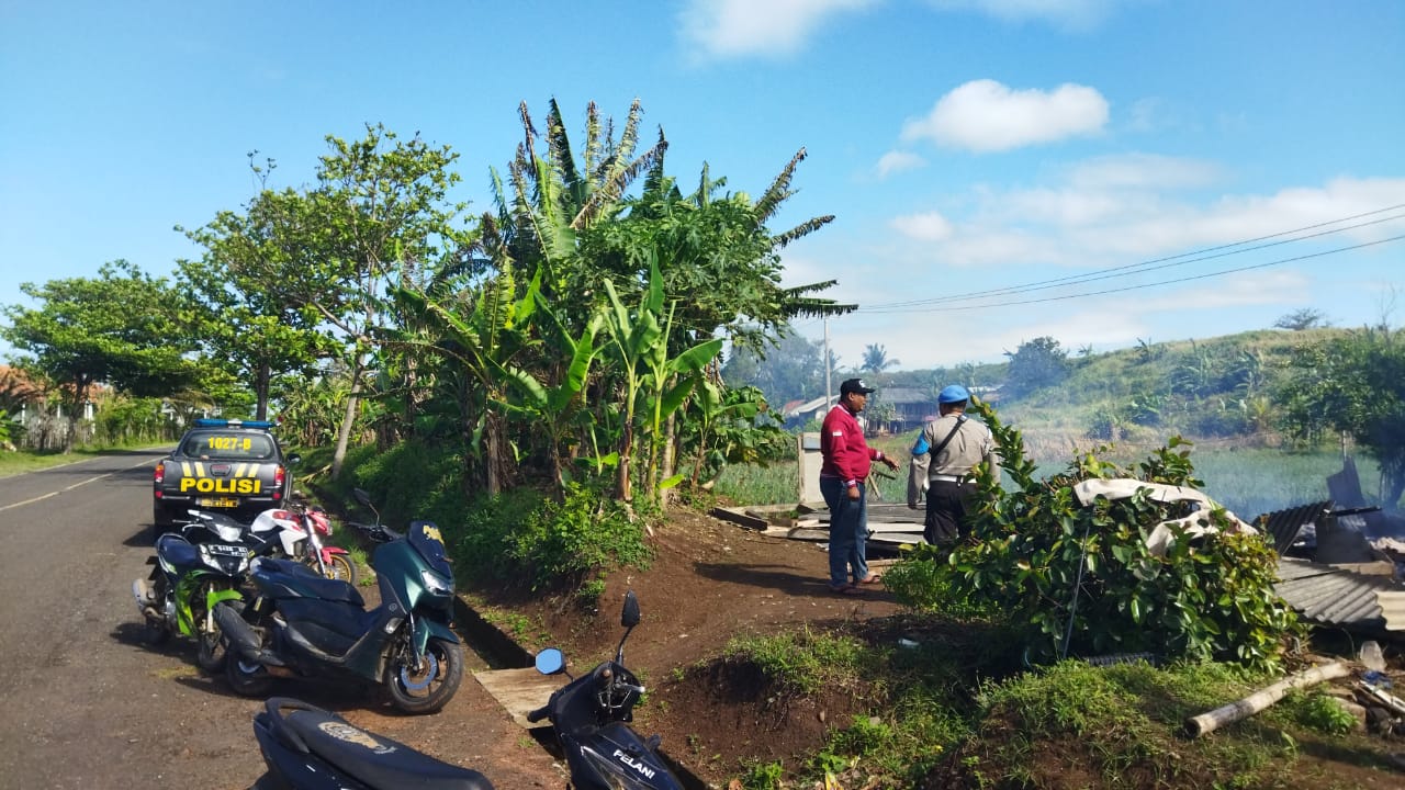 Polsek Cikelet Turun Langsung Cek TKP Kebakaran Rumah Panggung