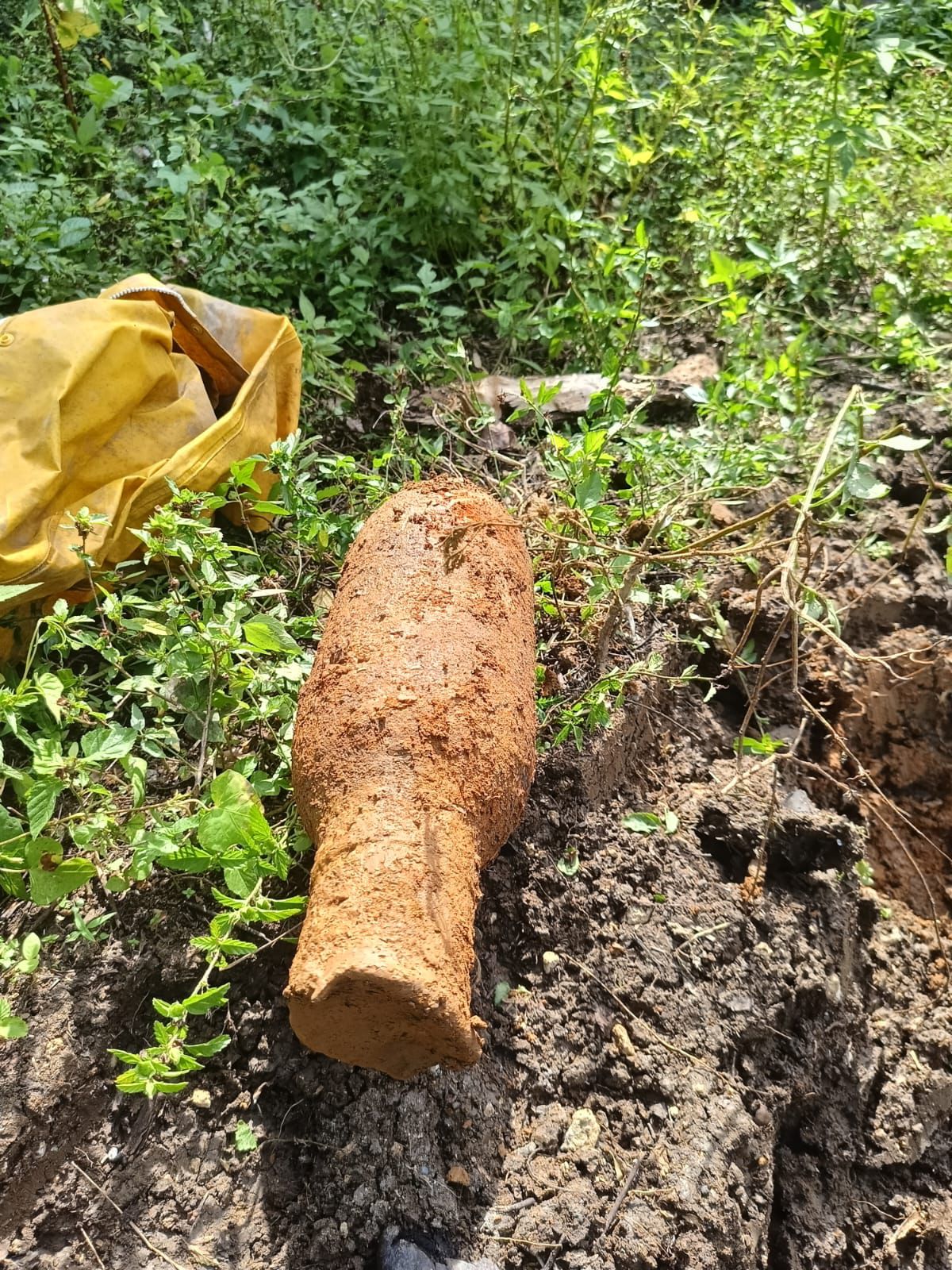 Polsek Pameungpeuk Evakuasi Mortir Bersejarah dari Lahan Warga di Garut
