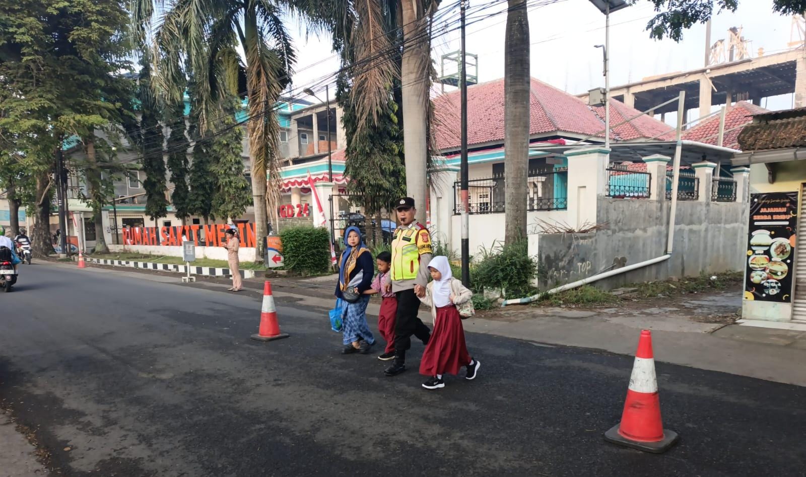 Polsek Wanaraja Atur Lalu Lintas, Lancarkan Arus Pagi Hari