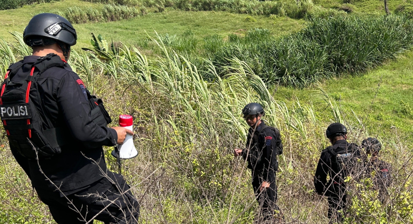 Unit Jibom Sat Brimob Polda Jabar Musnahkan Mortir Aktif Temuan Warga di Pameungpeuk Garut