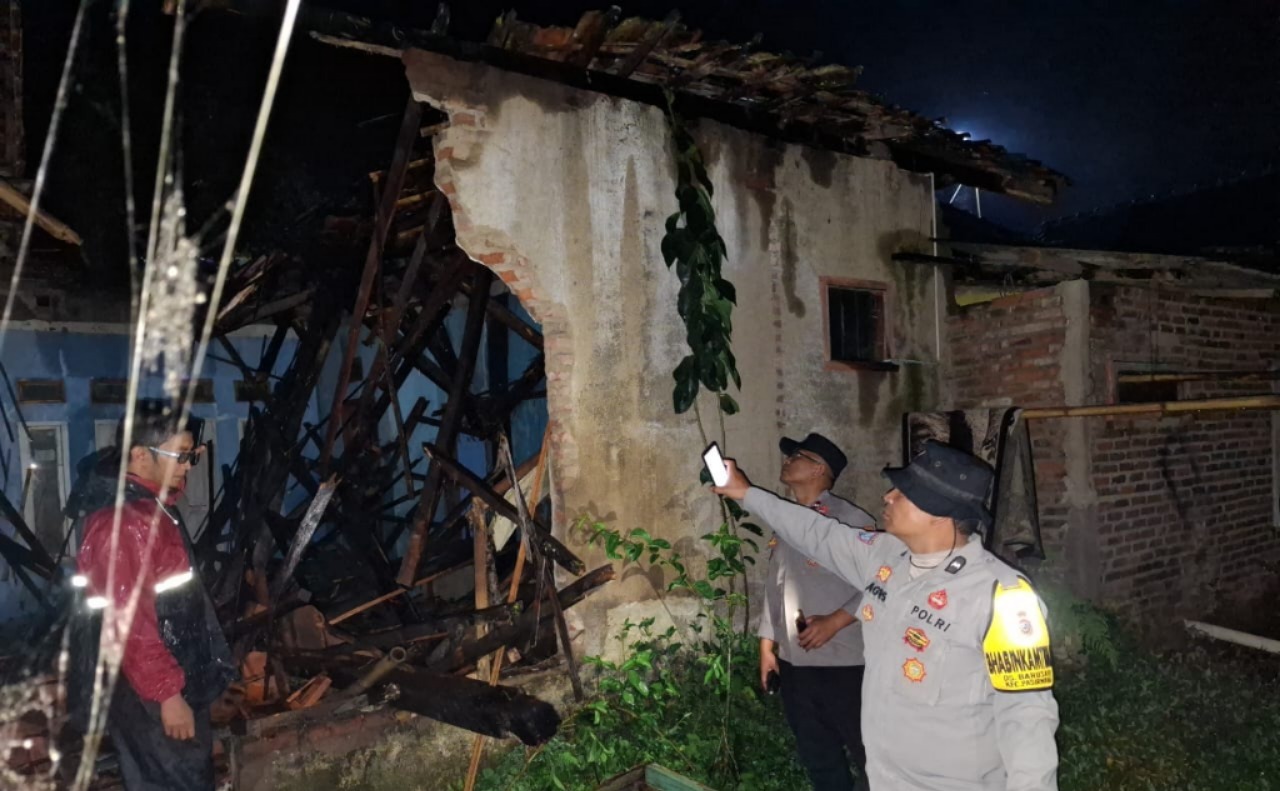 Hujan Deras Sebabkan Rumah Roboh di Pasirwangi, Polsek Sigap Lakukan Pengecekan dan Himbauan Waspada Bencana