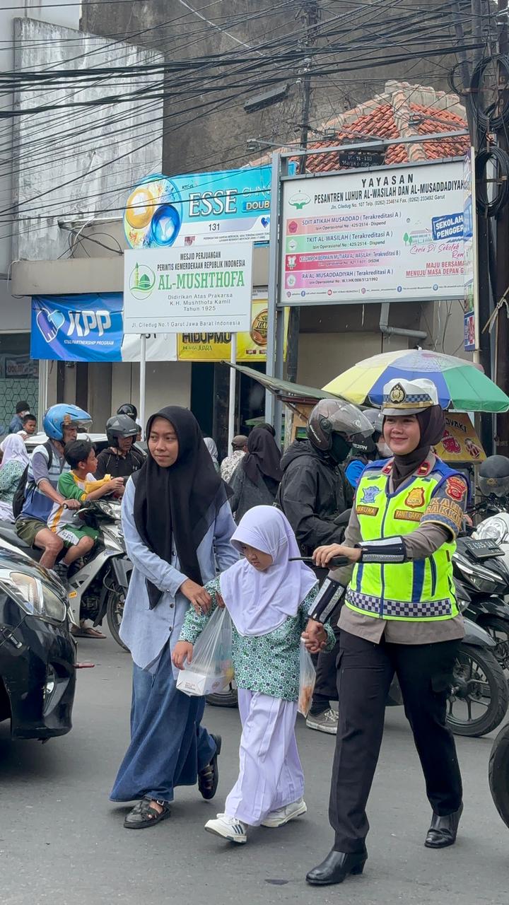 Polwan Intan Polres Garut Tebar Edukasi dan Kepedulian Lewat Patroli Humanis