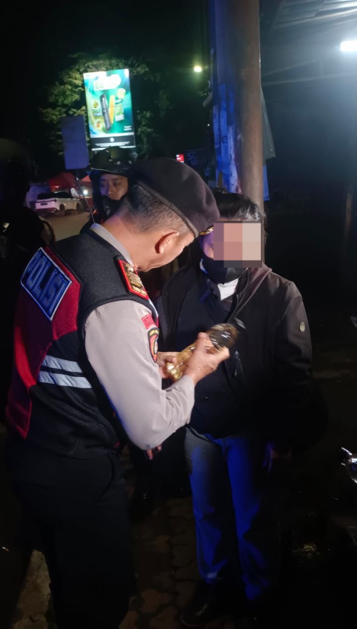 Sat Samapta Polres Garut Gelar Razia Miras di Area Kerkop, Amankan Puluhan Botol