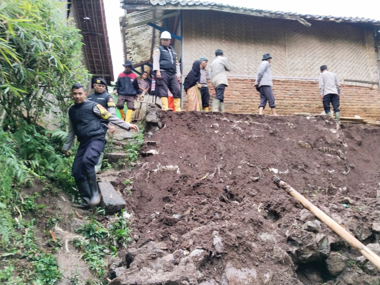 Polsek Pasirwangi Cek Lokasi Tanah Longsor di Kampung Sengrod, Akibat Hujan Deras
