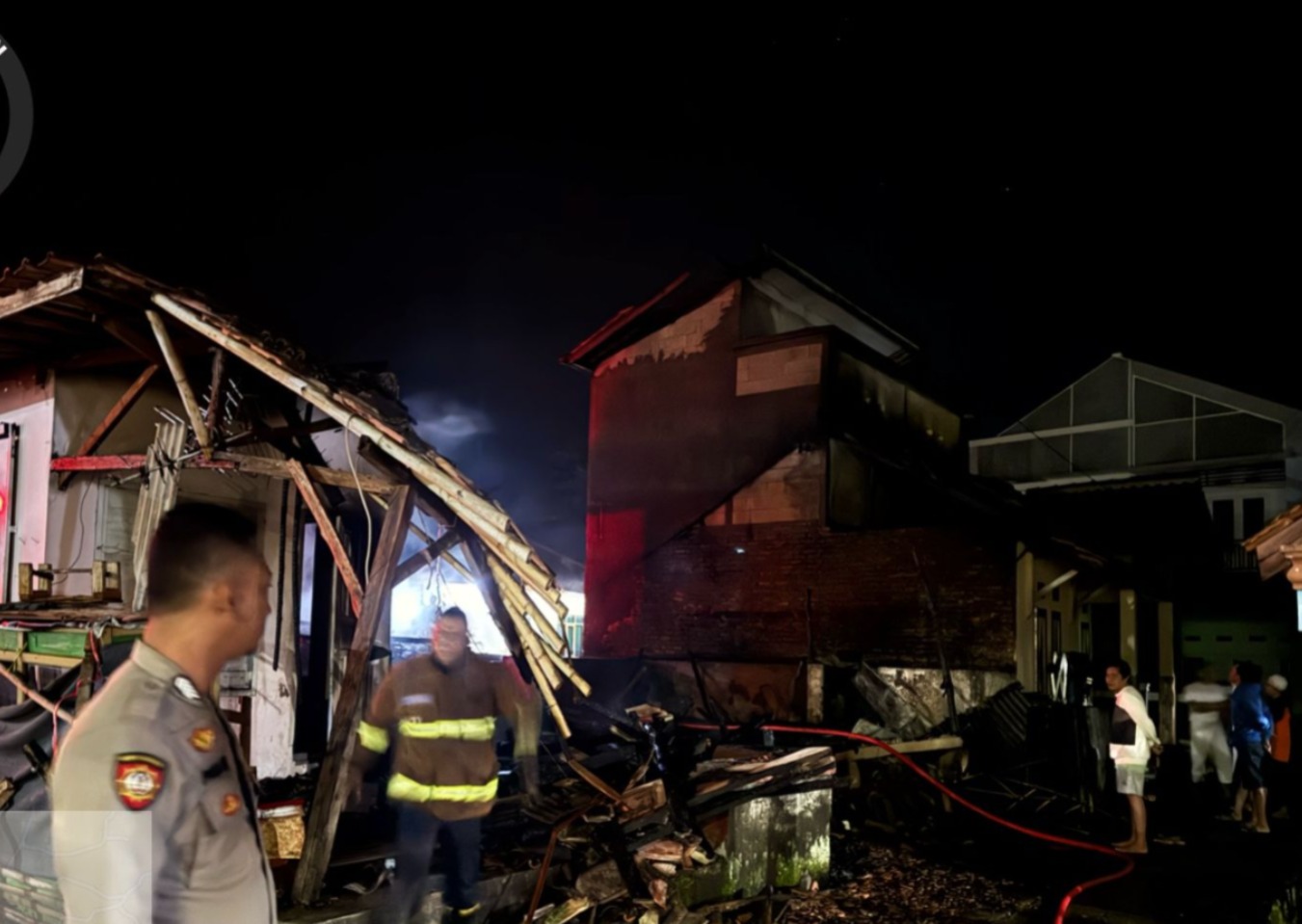Polsek Sukawening Polres Garut Cek TKP Kebakaran Rumah Panggung