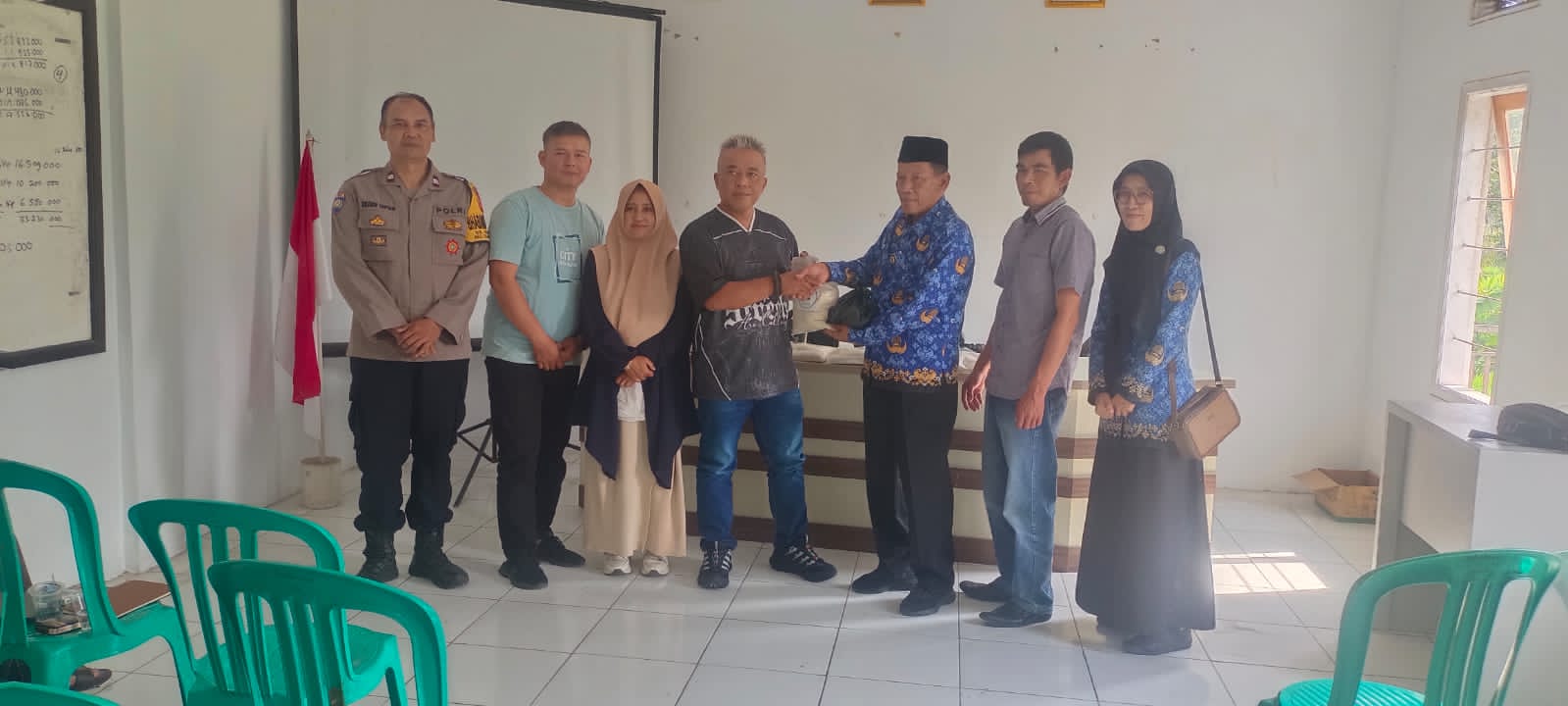 BUMDes SKB Mandiri Sukabakti Salurkan 80 Paket Sembako untuk Anak Yatim dan Piatu, Distribusi Dilakukan Melalui 8 RW Disaksikan Aparat dan Unsur Desa