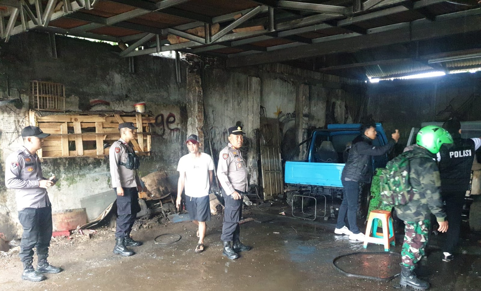 Polisi Cek TKP Kebakaran Mobil di Bengkel Astana Girang