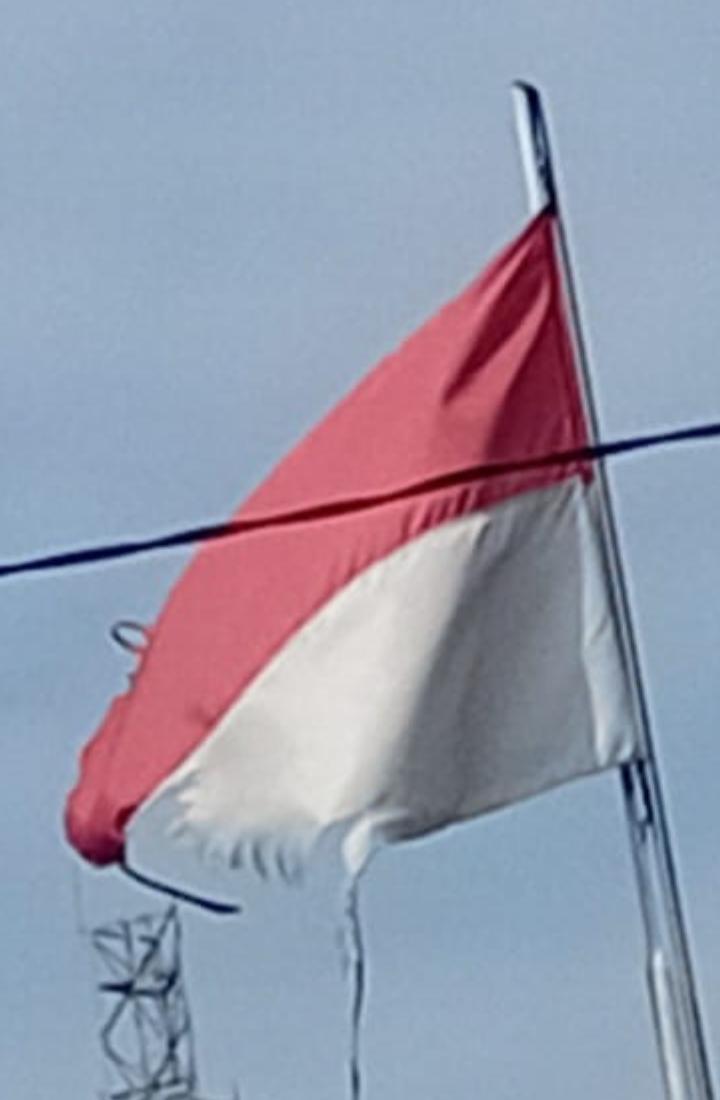 Bendera Merah Putih Dibiarkan Robek di Kantor Desa Pantai Makmur, Warga Geram: “Simbol Negara Kok Tidak Dihormati,Ini Diduga Ceroboh!”