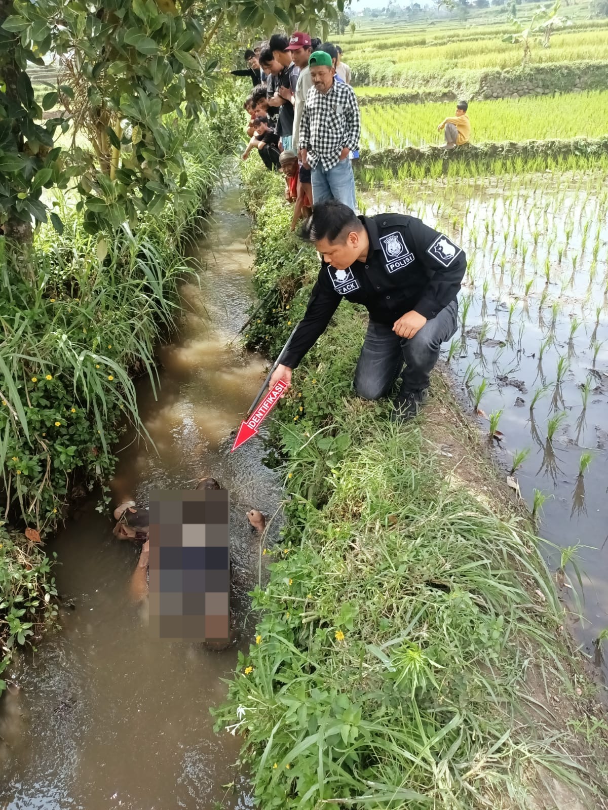 Penemuan Pria Meninggal Dunia di Sungai Cipala, Polsek Kadungora Lakukan Evakuasi dan Penanganan Awal