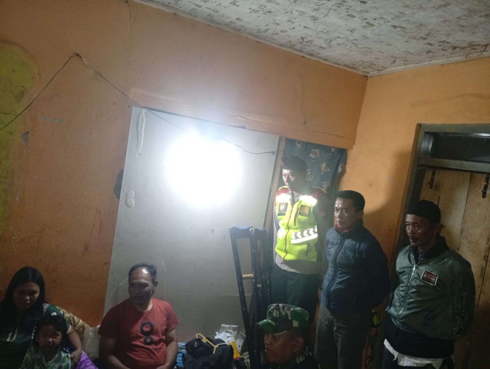 Polsek Cilawu Polres Garut Lakukan Pengecekan TKP Tanah Longsor