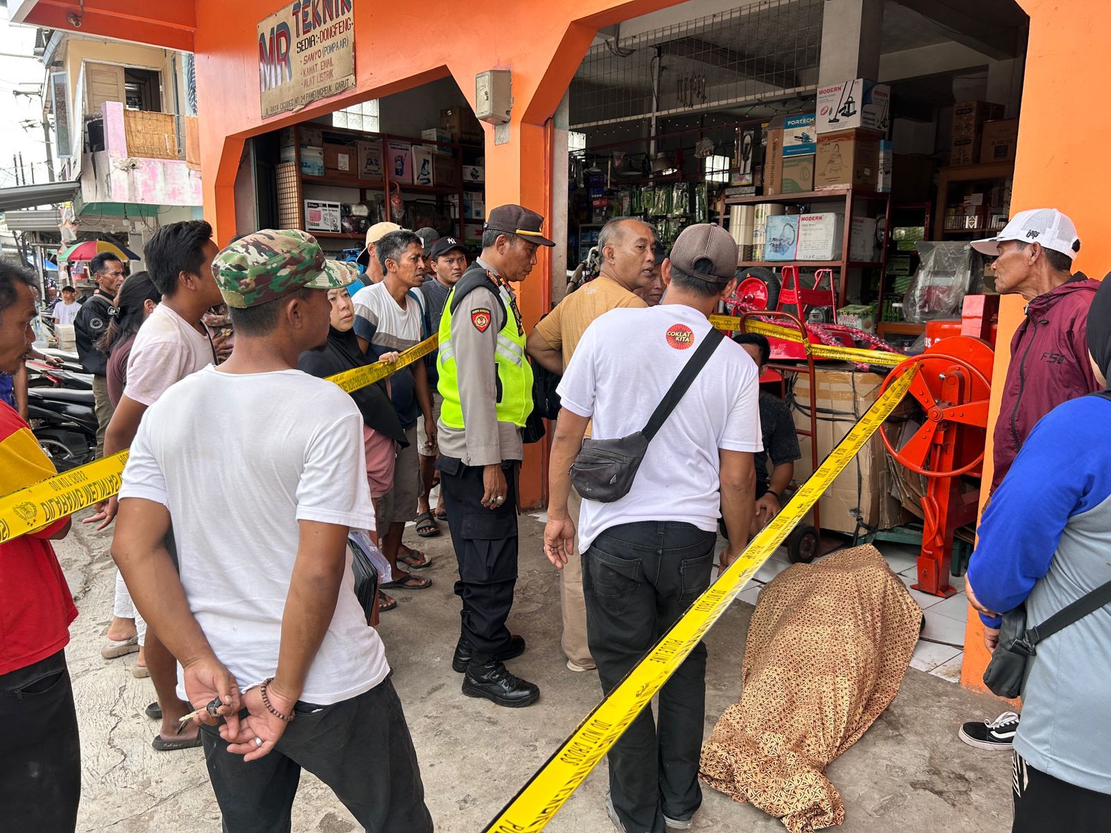 Diduga Serangan Jantung, Polsek Pameungpeuk Lakukan Penanganan TKP Temuan Mayat di Cigodeg