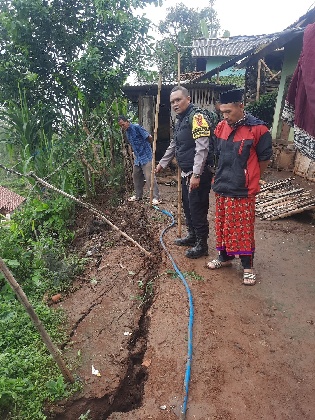 Polsek Pasirwangi Lakukan Pengecekan TKP Pergeseran Tanah di Desa Sarimukti