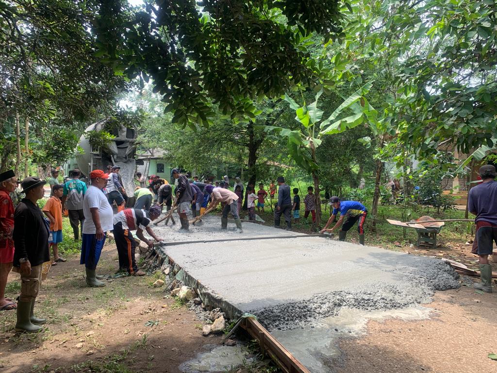Betonisasi Jalan Lingkungan Tahap II Tahun 2025, Pemdes Mampir Wujudkan Akses Nyaman dan Dorong Kesejahteraan Warga Palasari