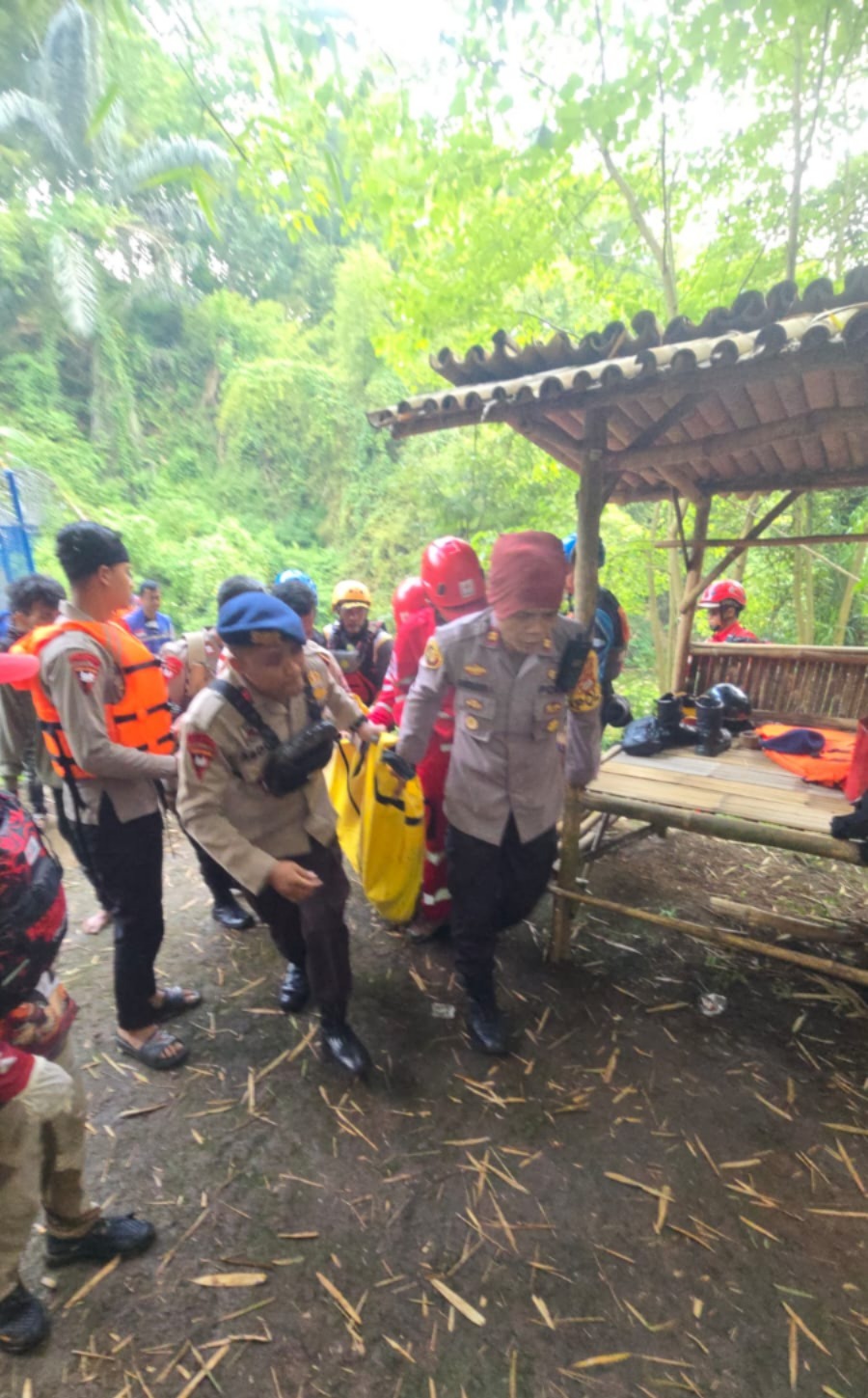 Polsek Cibatu Bersama Tim SAR Evakuasi Korban Tenggelam di Sungai Cimanuk
