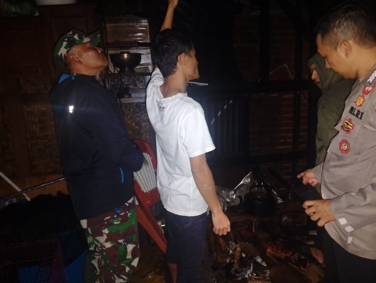 Polsek Samarang Amankan TKP Kebakaran Rumah Semi Permanen di Desa Cintakarya