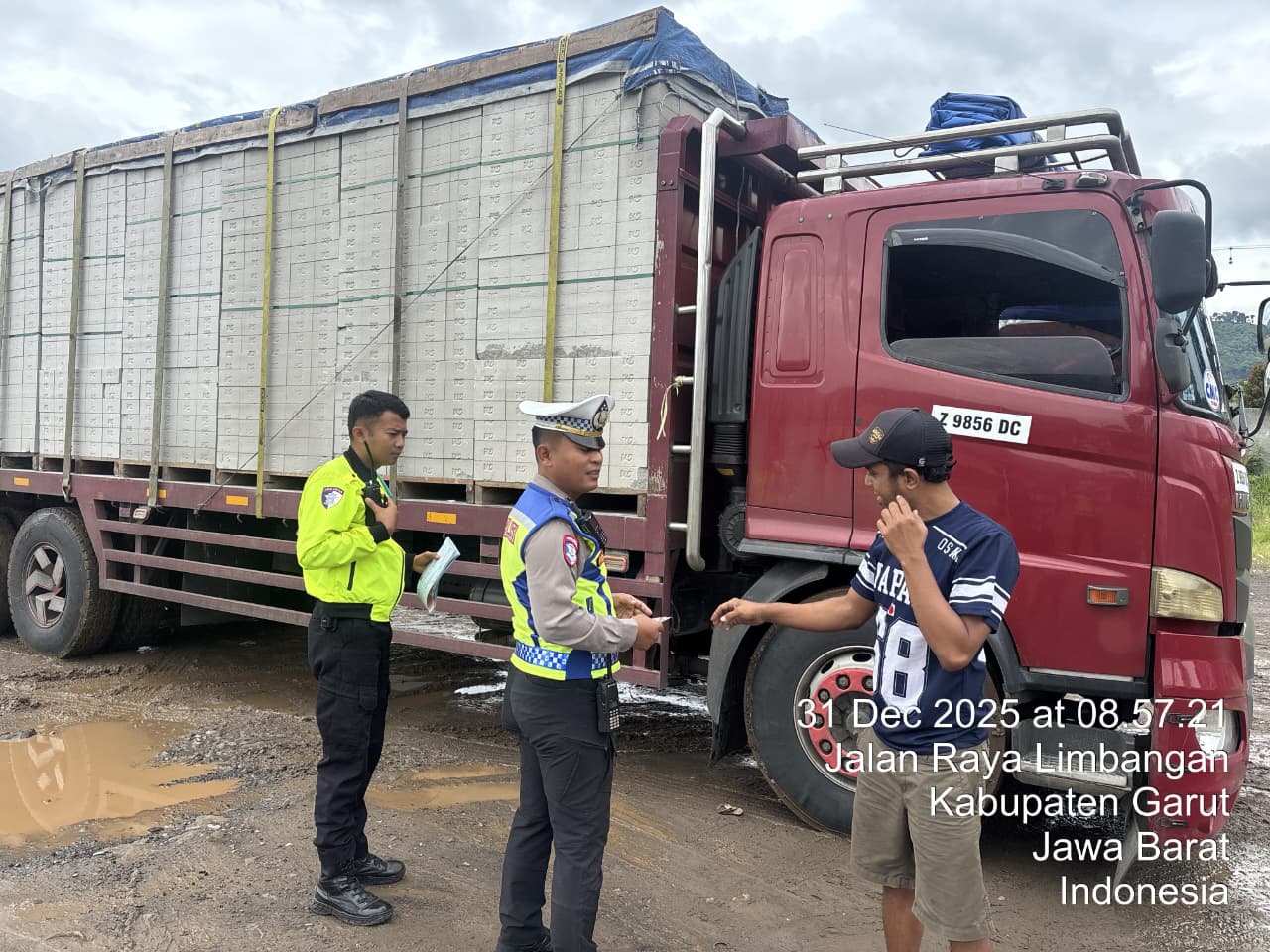 Satlantas Polres Garut Batasi Operasional Kendaraan Sumbu Tiga