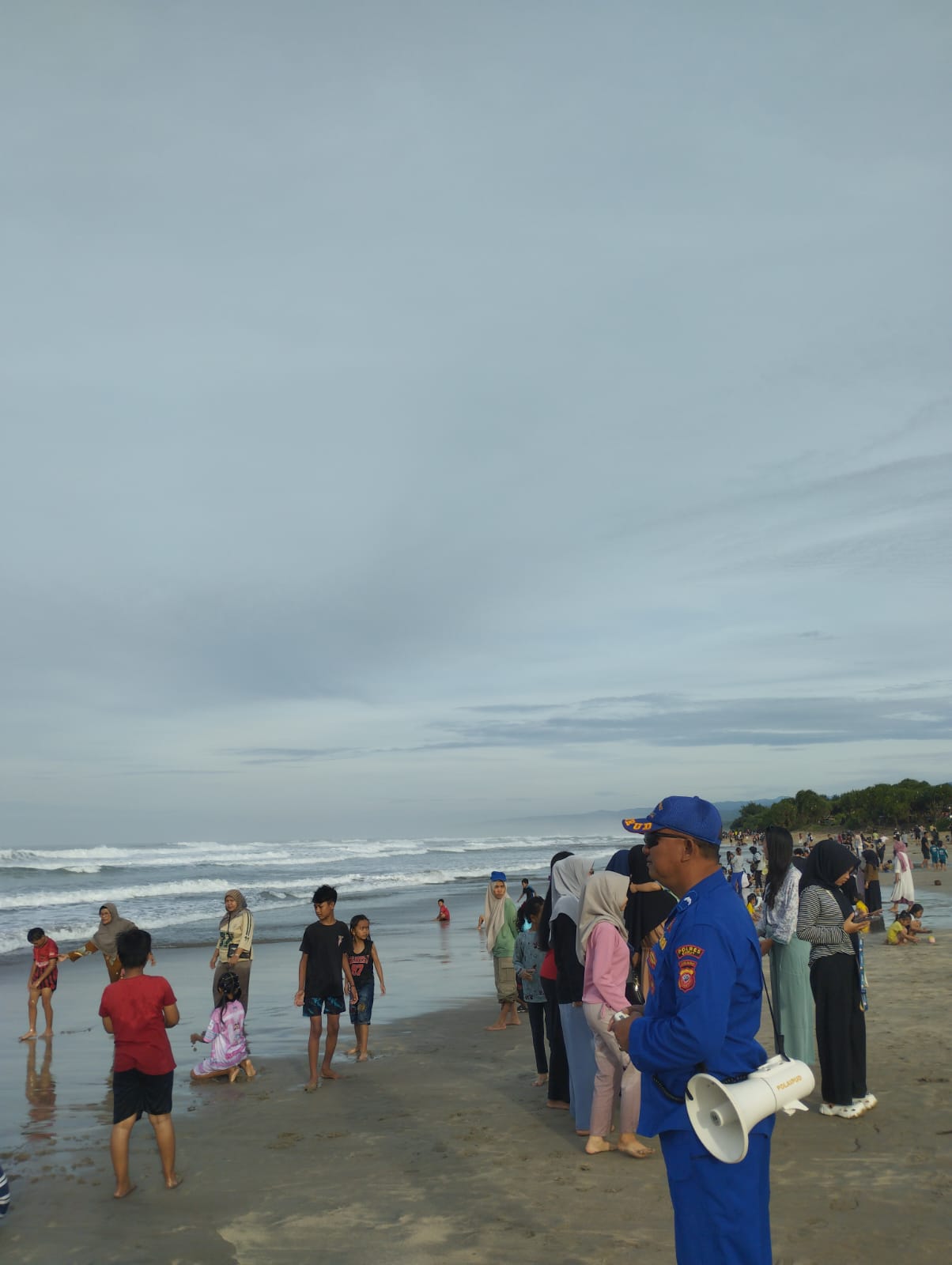 Sat Polairud Polres Garut Laksanakan Patroli dan Himbauan kepada Wisatawan di Pantai Selatan