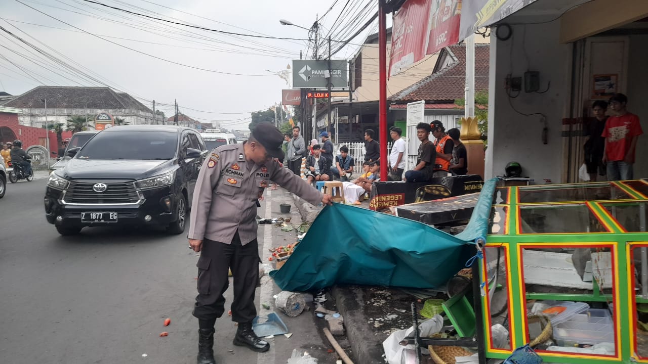 Polres Garut Amankan Sopir Angkot Penabrak Pedagang Lotek di Jalan Cimanuk