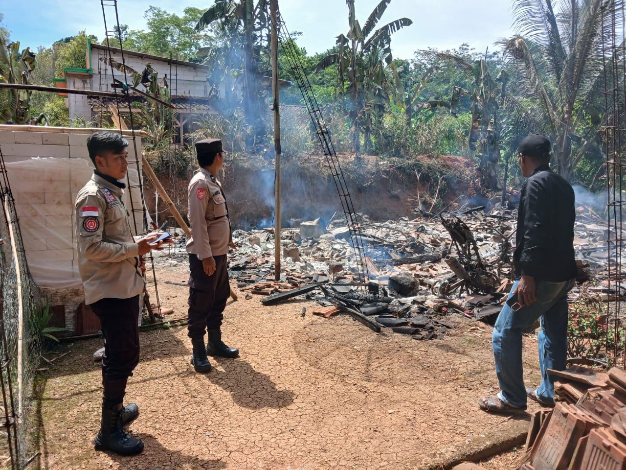 Konsleting Listrik Diduga Penyebab Kebakaran Rumah di Caringin, Polsek Lakukan Cek TKP