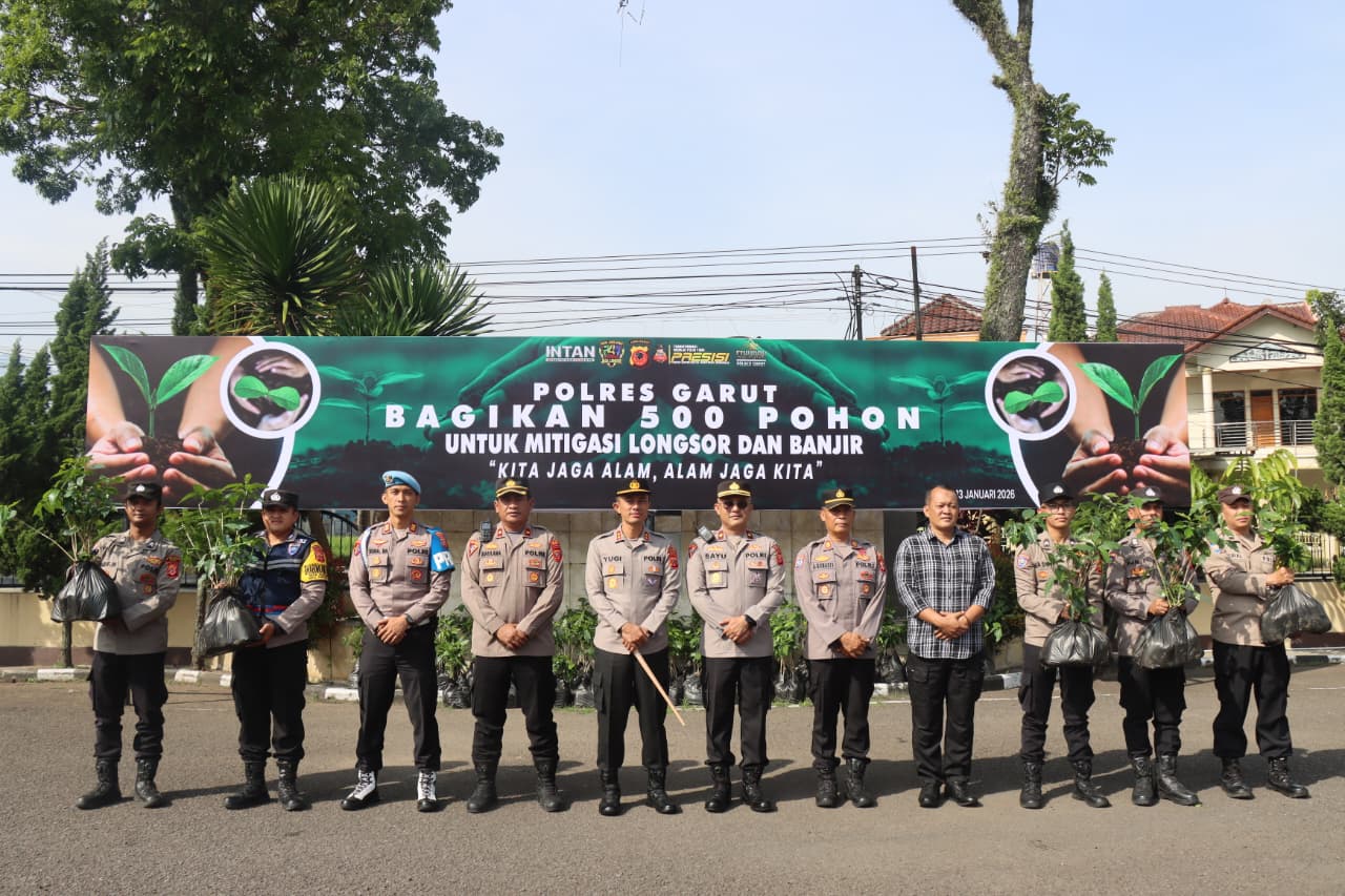 Kita Jaga Alam, Alam Jaga Kita, Polres Garut Bagikan 500 Pohon Kopi untuk Mitigasi Longsor dan Banjir