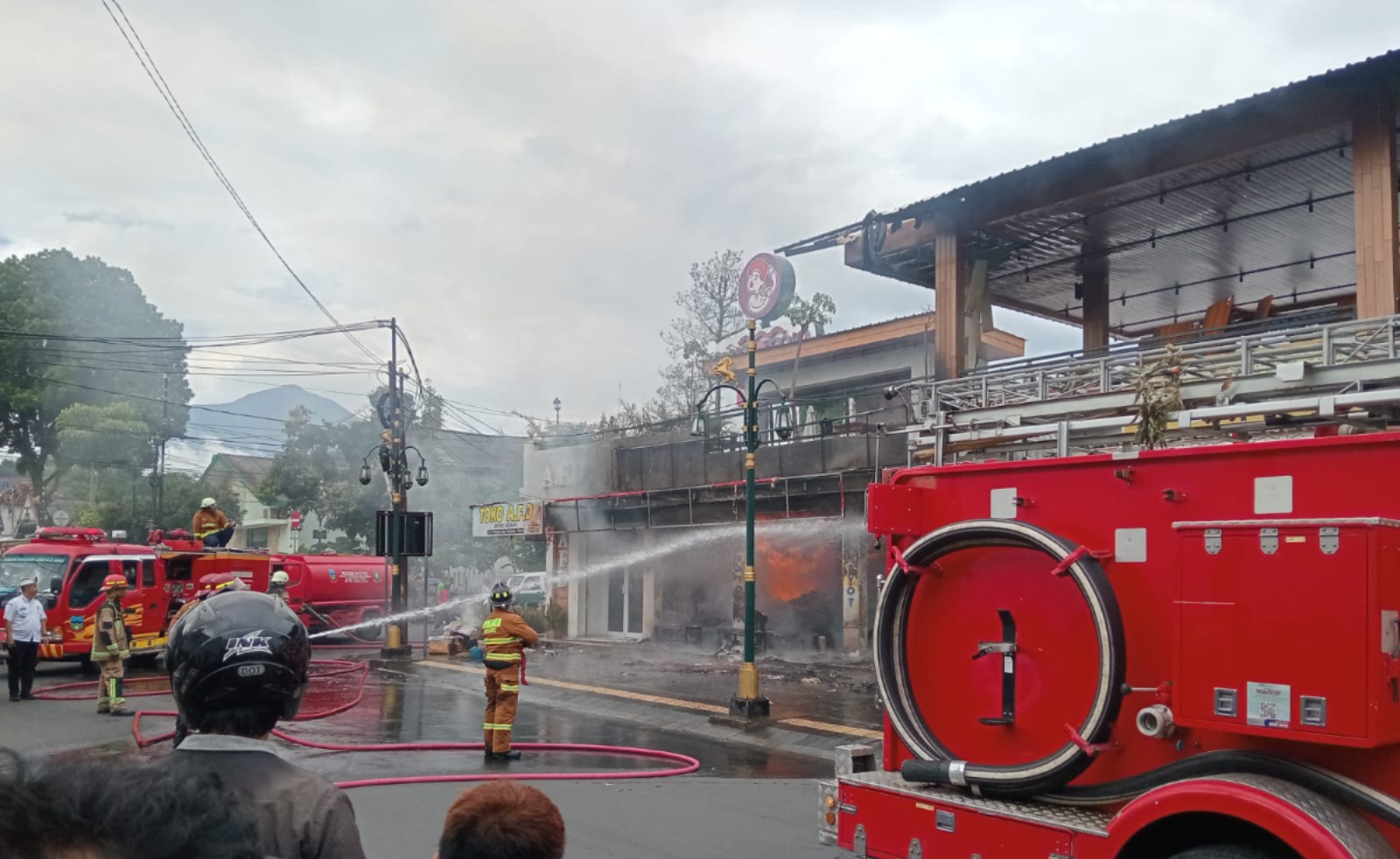 Toko Oleh-oleh Tiara Snack di Garut Terbakar, Kerugian Ditaksir Capai Rp300 Juta