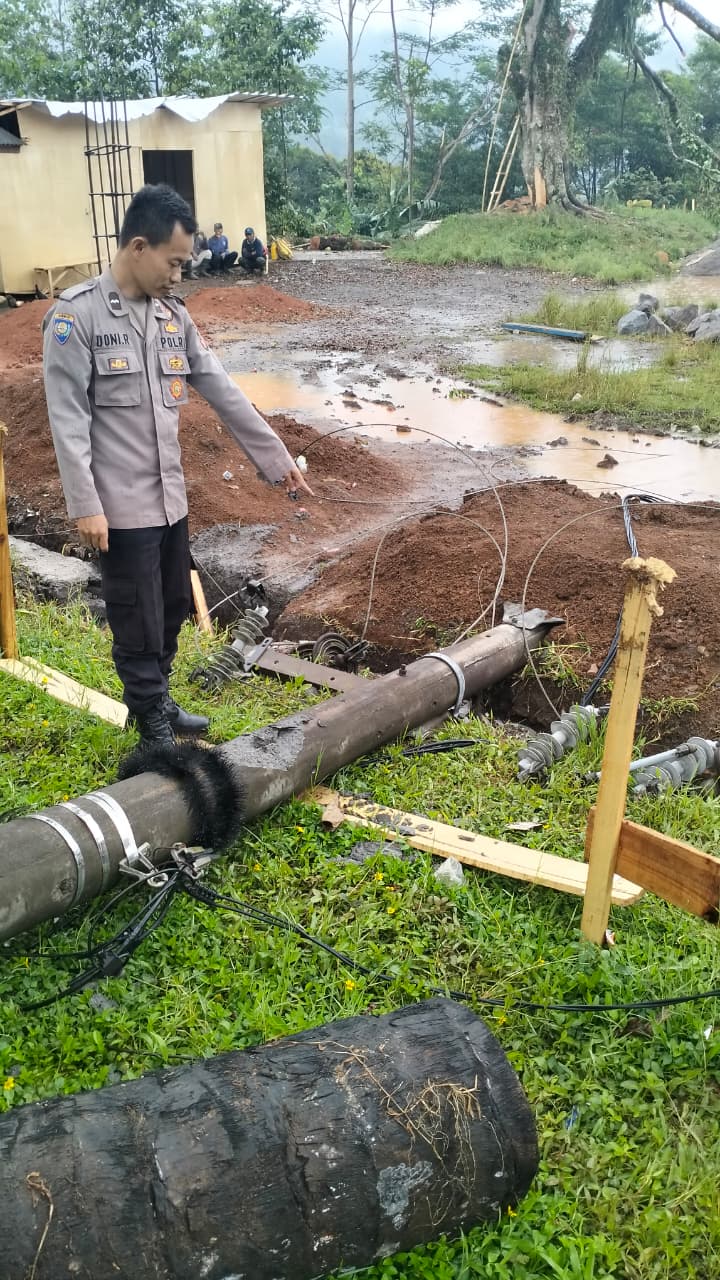 Tiang Listrik Roboh di Banjarwangi, Polisi dan PLN Bergerak Cepat Lakukan Penanganan