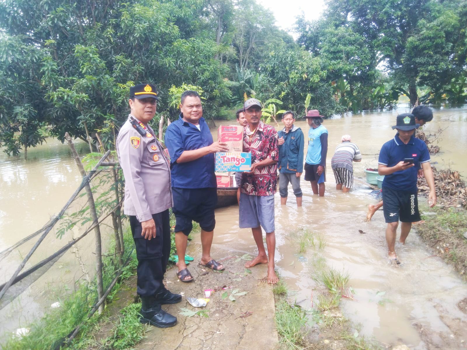 Polres Metro Bekasi Salurkan Bantuan Kemanusiaan untuk Korban Banjir di Cabangbungin