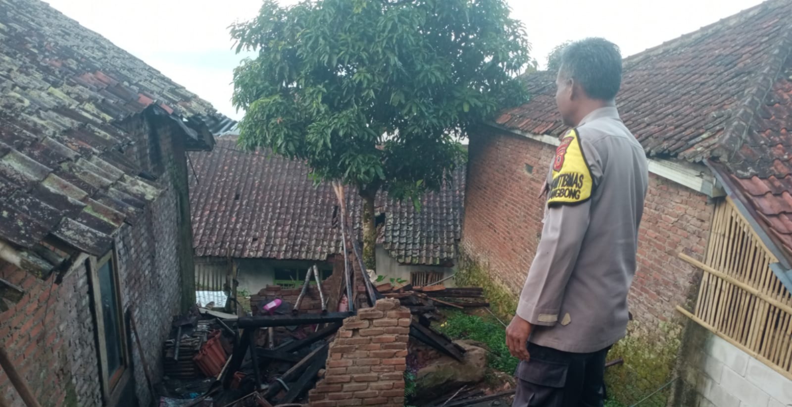 Hujan Disertai Angin Kencang Robohkan Rumah Warga di Malangbong, Polsek Malangbong Lakukan Pengecekan