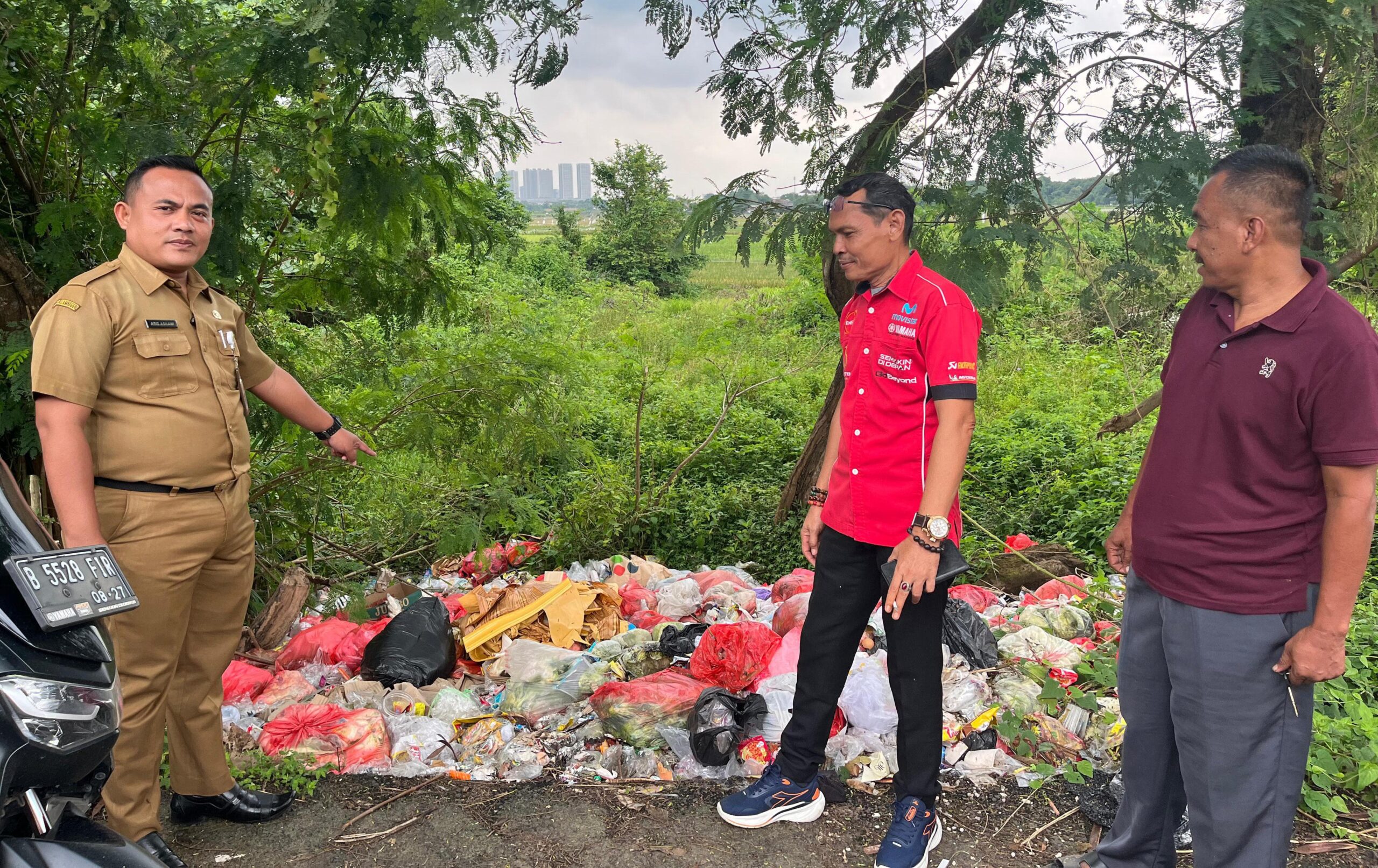 Tumpukan Sampah Liar Resahkan Warga Hegarmanah Sekcam Cikarang Timur dan UPT Kebersihan Turun Tangan