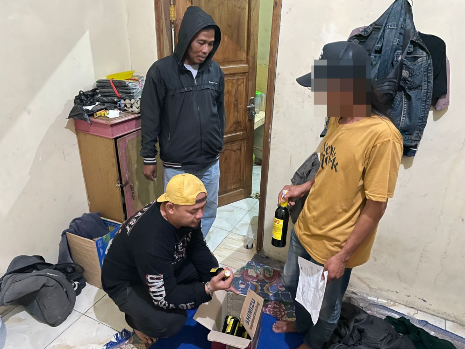 Satres Narkoba Polres Garut Amankan Belasan Botol Miras di Wanaraja