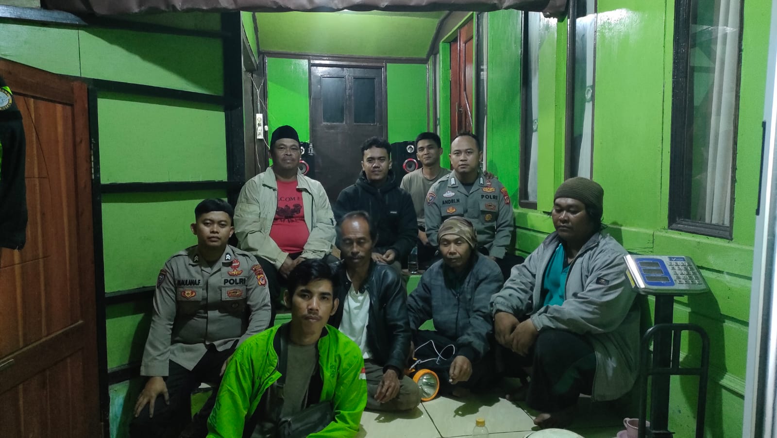 Tersesat di Hutan Legok Demplon, Polsek Limbangan Berhasil Evakuasi Warga dalam Kondisi Selamat