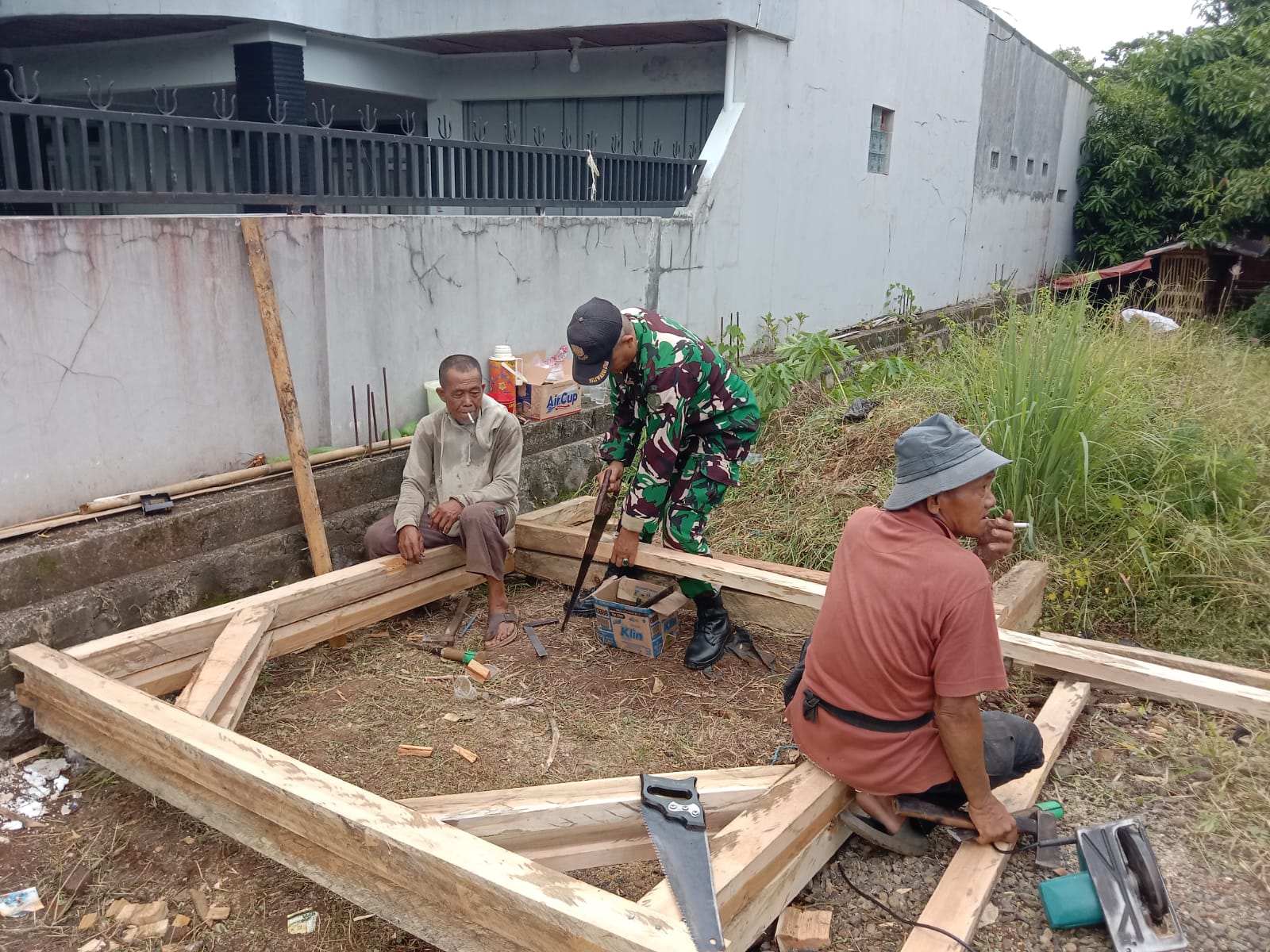Danposramil Cibalong Pantau Pembangunan Pos Ronda Swadaya Warga di Desa Mekarsari, Wujudkan Siskamling Aktif