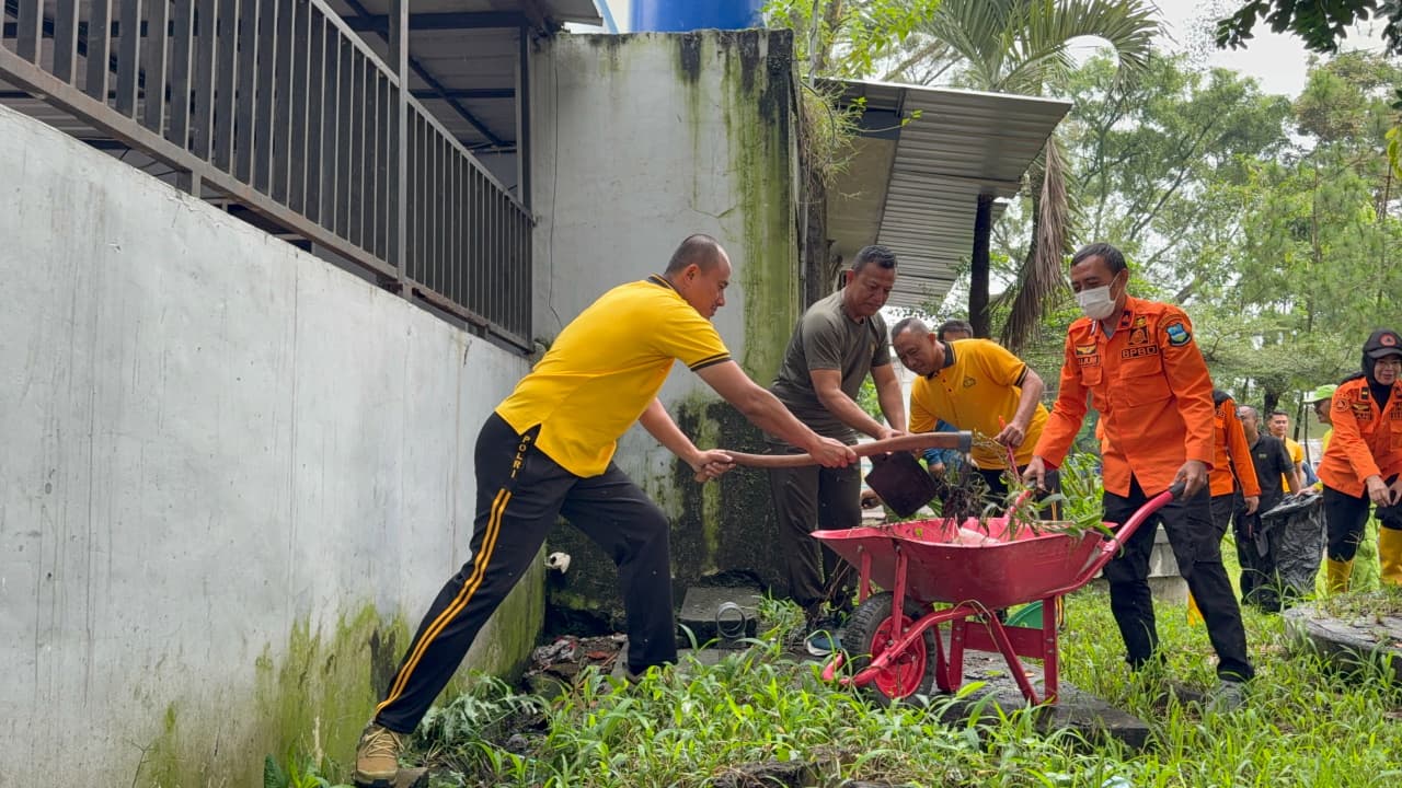 Polres Garut Gelar Jumat Bersih Serentak di Alun-alun Tarogong, Wujud Kepedulian Jaga Lingkungan Publik