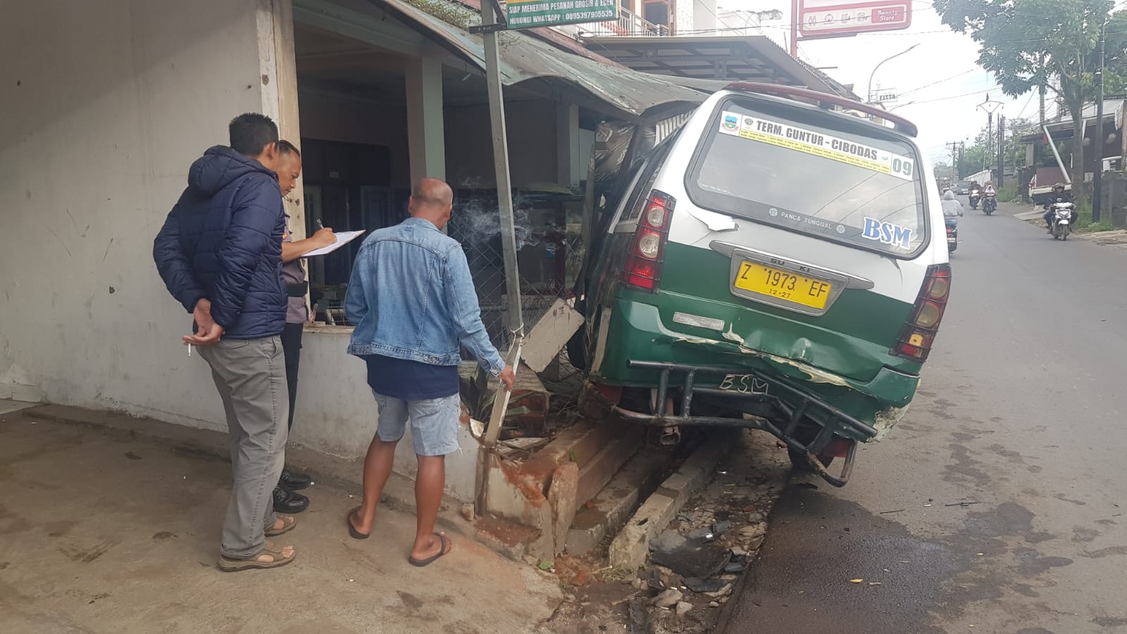 Polsek Bayongbong Sigap Tangani Laka Lantas di Bayongbong, Dua Kendaraan R4 Alami Kerusakan