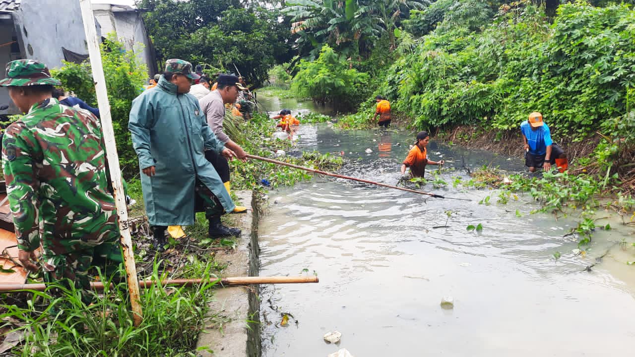 Kapolsek Cikarang Utara Dampingi Forkopimda Kabupaten Bekasi Gelar Korvay Bersih-Bersih Kali Ulu.