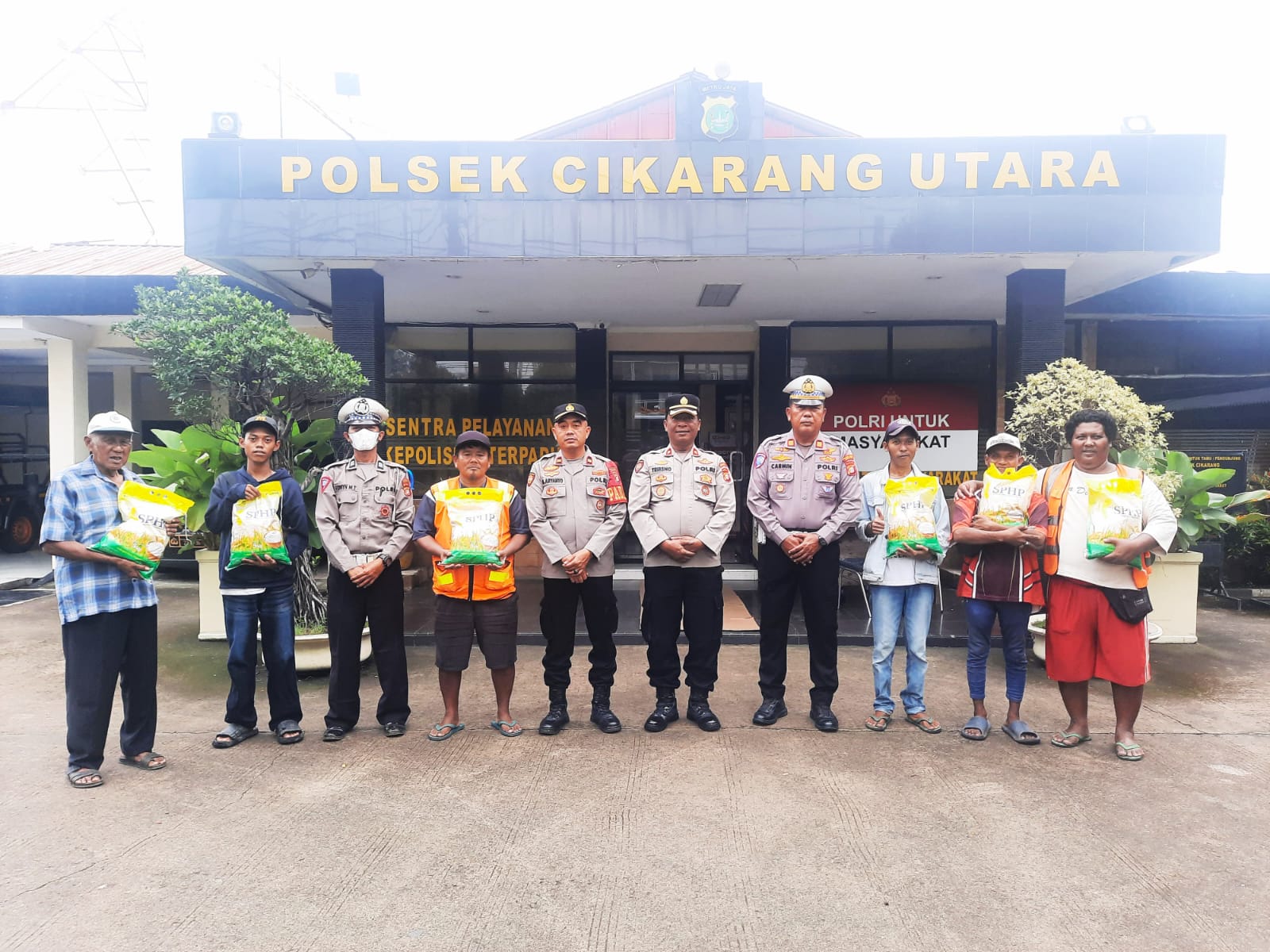 Polsek Cikarang Utara Bagikan Beras kepada Porter Perlintasan KA dalam Ops Keselamatan Jaya 2026
