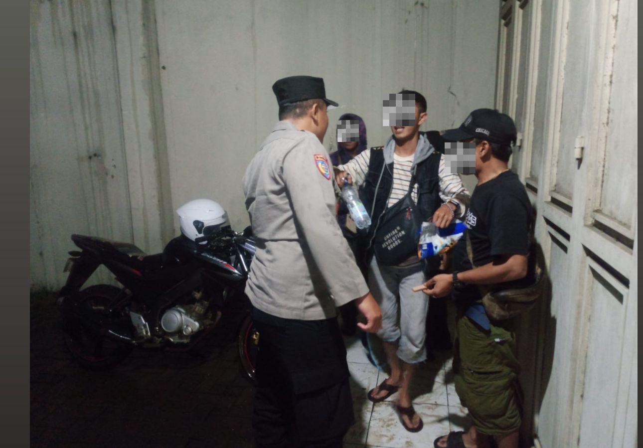 Respon Cepat Laporan 110, Polsek Malangbong Amankan Dua Pria Mabuk di Depan RS Malangbong