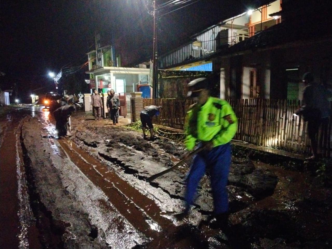 Polsek Pasirwangi dan Unsur Forkopimcam Sigap Tanggapi Bencana Hidrometeorologi