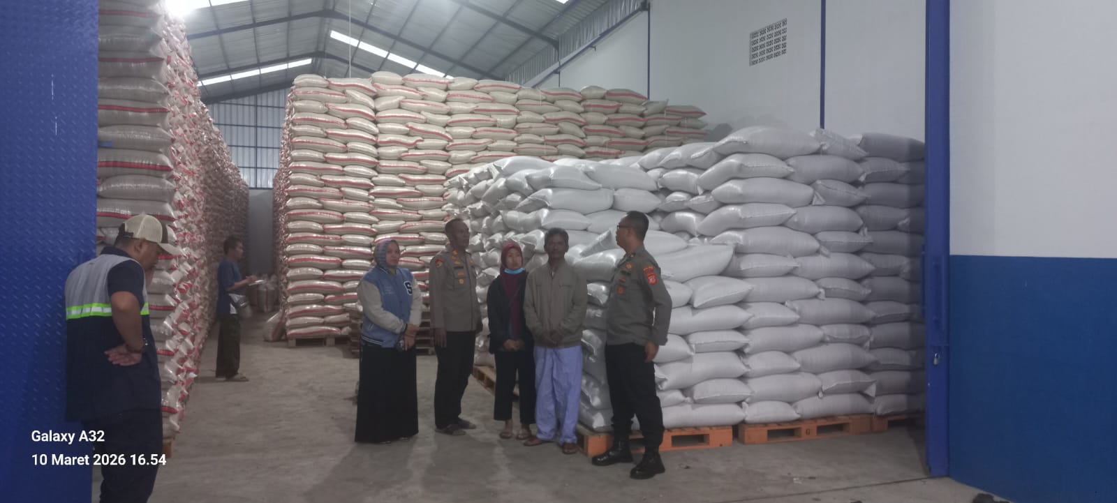 Polsek Sukawening Kawal Serapan Hasil Panen Jagung Petani, 10,5 Ton Masuk Gudang Bulog Garut