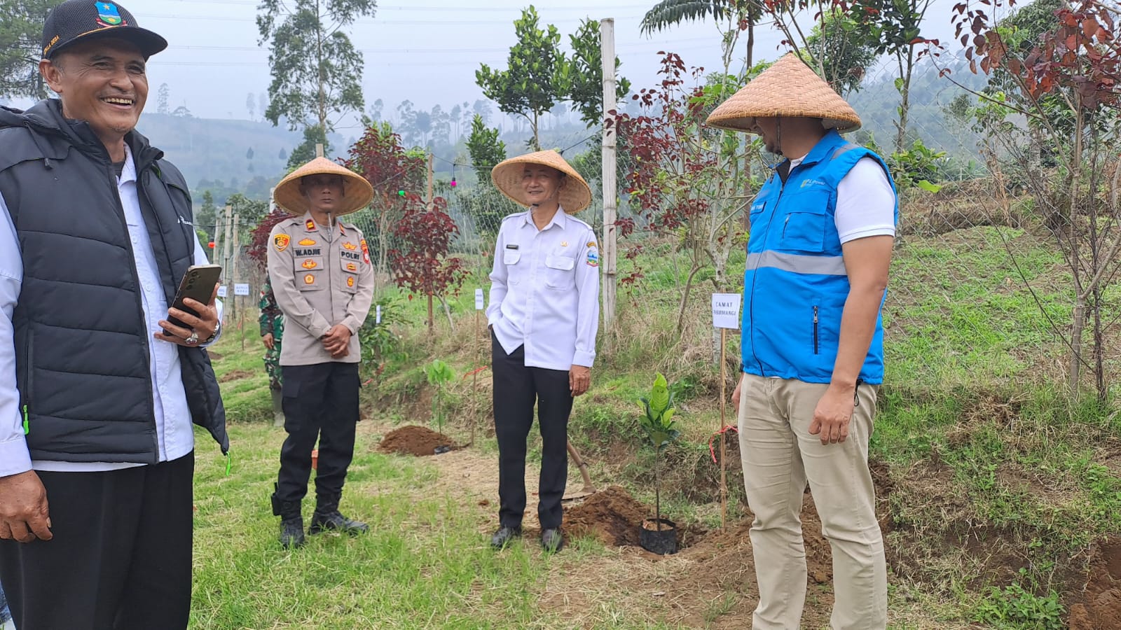 Momentum Hari Bumi 2026: Kapolsek dan Camat Pasirwangi Perkuat Gerakan Penghijauan, Kepala Desa Padaawas Cucu Suryana Tegaskan Komitmen Jaga Alam